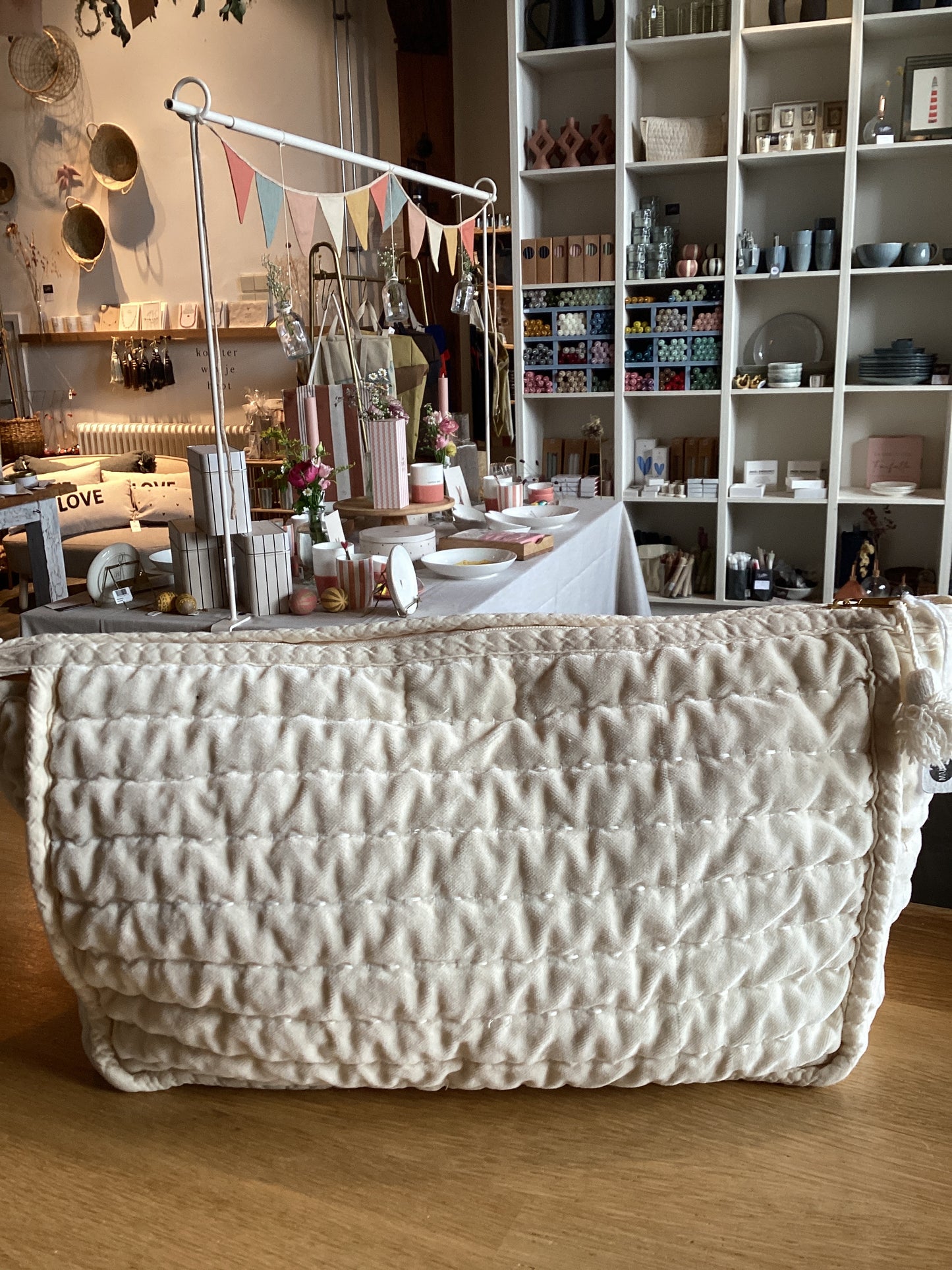 Quilted velvet washbag*