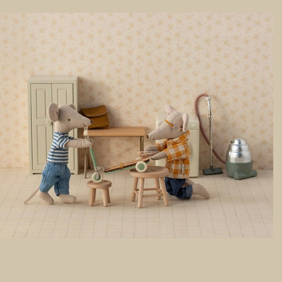 Maileg kick board mouse mint