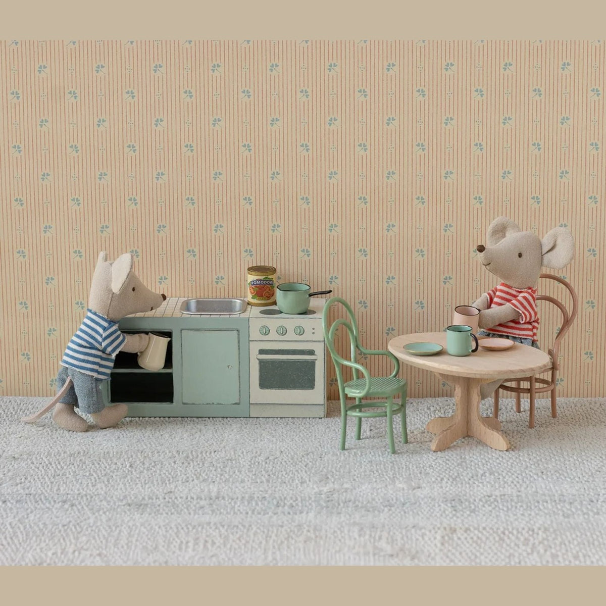Maileg kitchen counter mouse