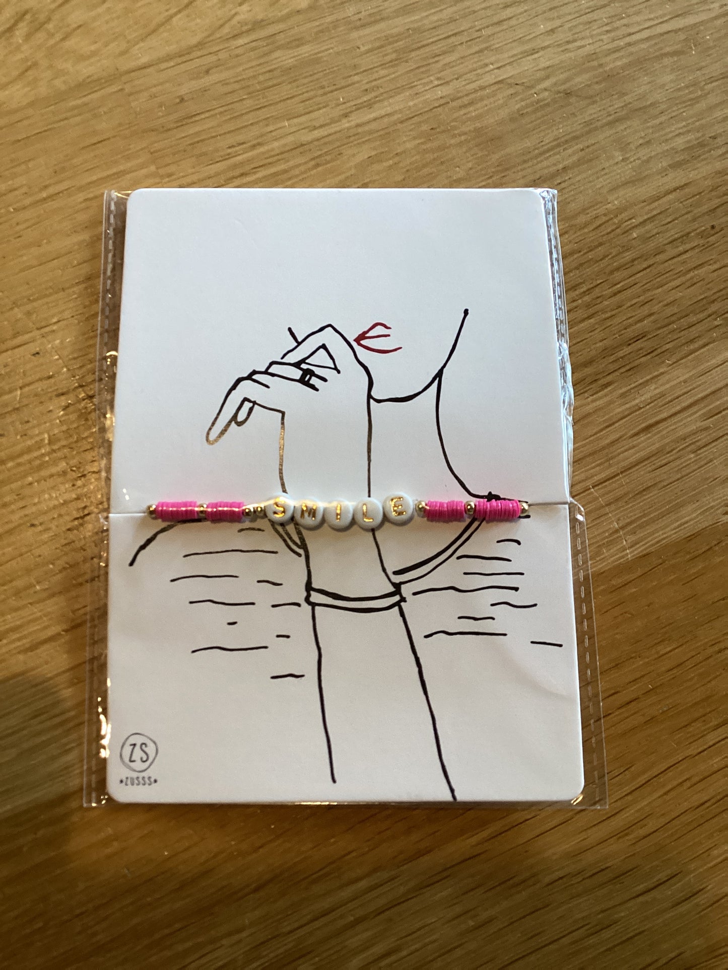 Zusss kralenarmband met tekst smile fuchsia