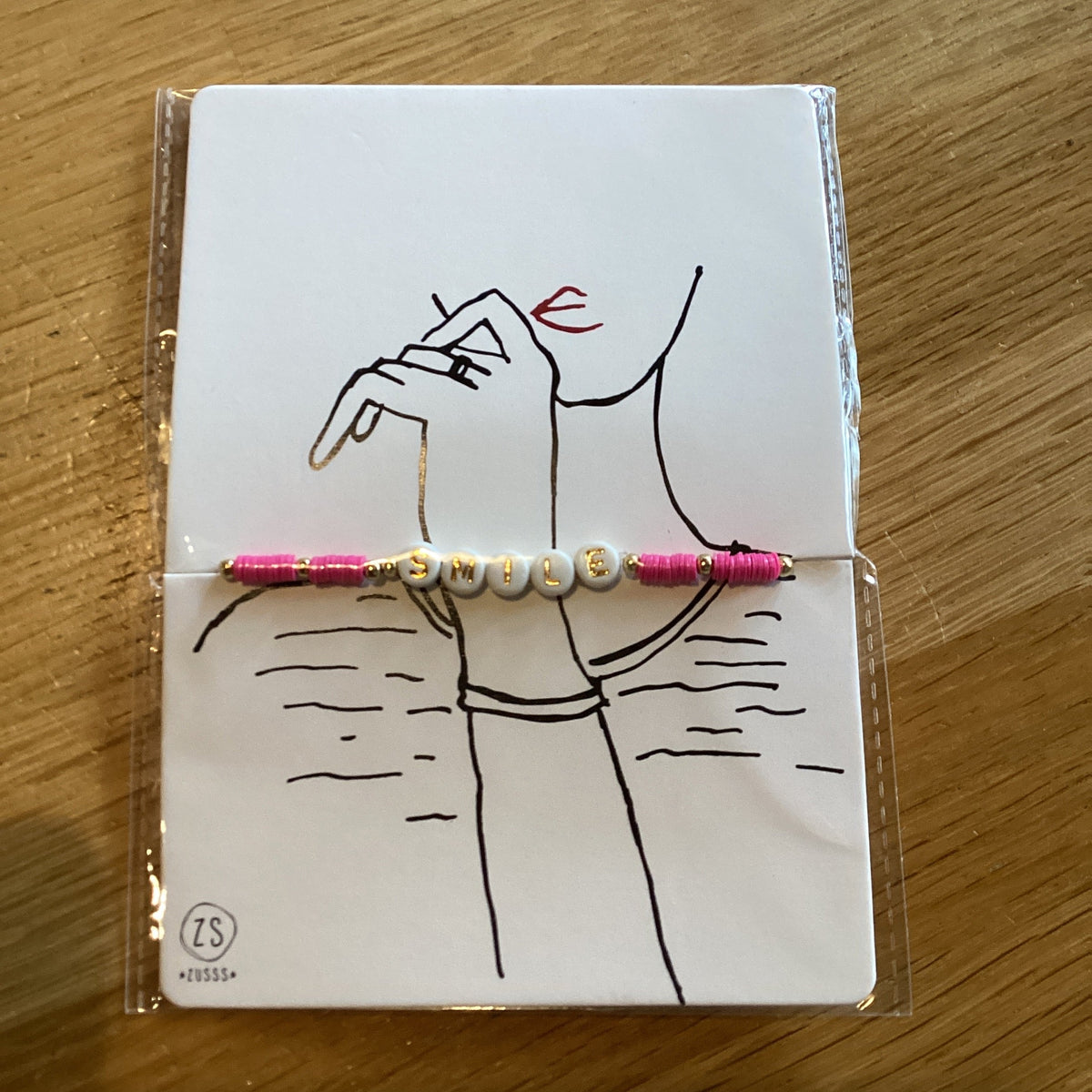 Zusss kralenarmband met tekst smile fuchsia