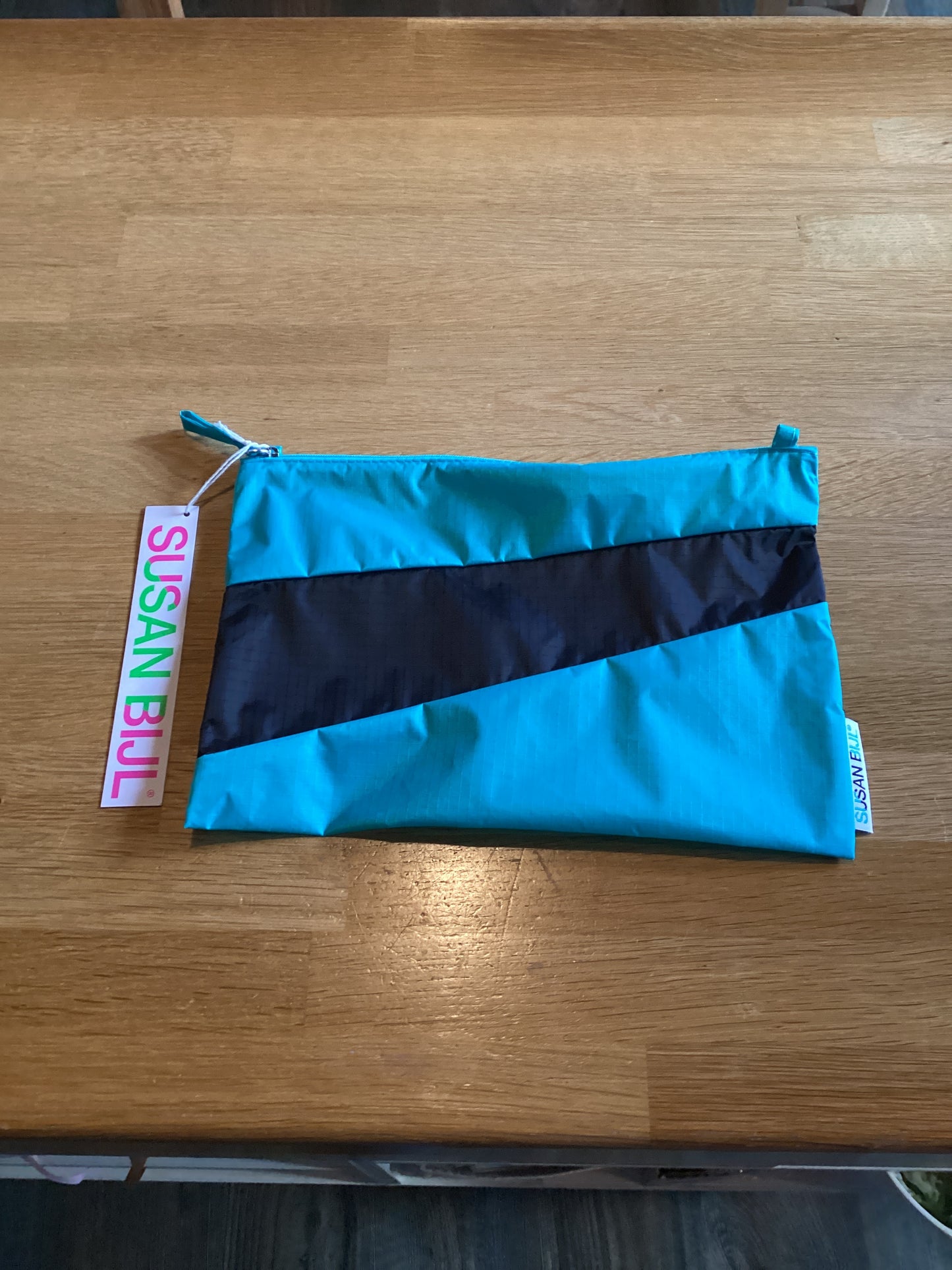 The new Pouch blauw/zwart medium