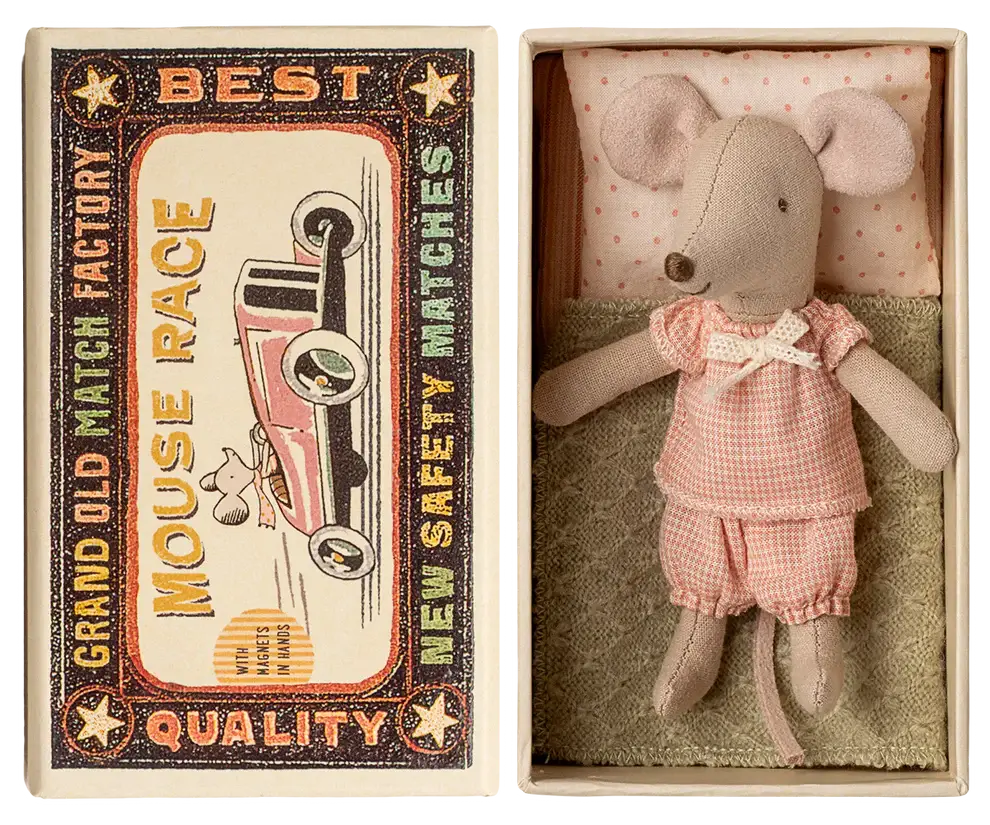 Little sister mouse in matchbox (magneet)