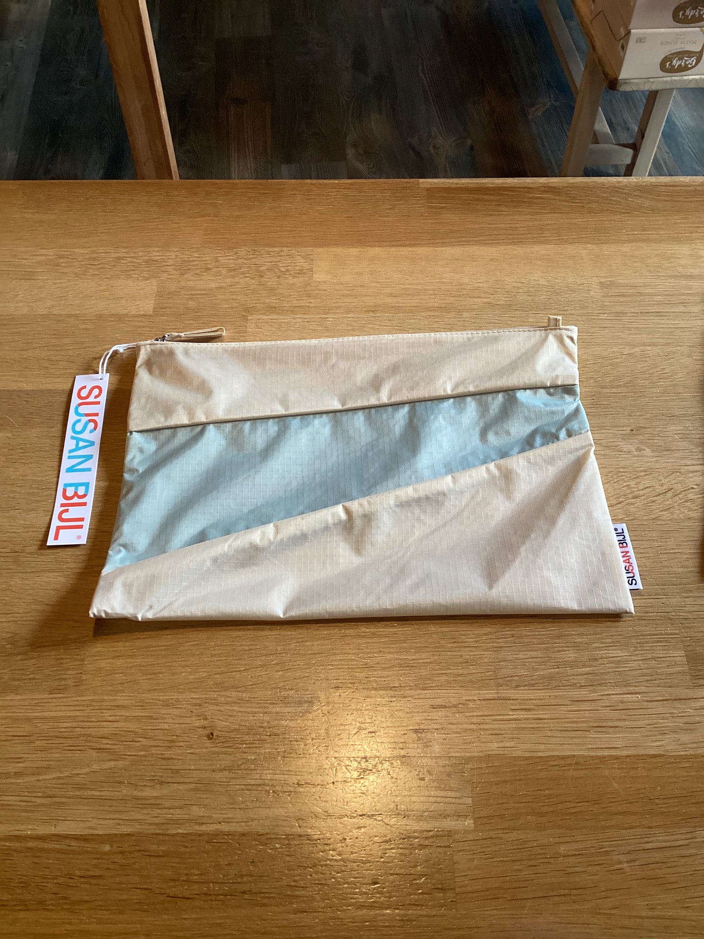 The new Pouch creme/ijsblauw large