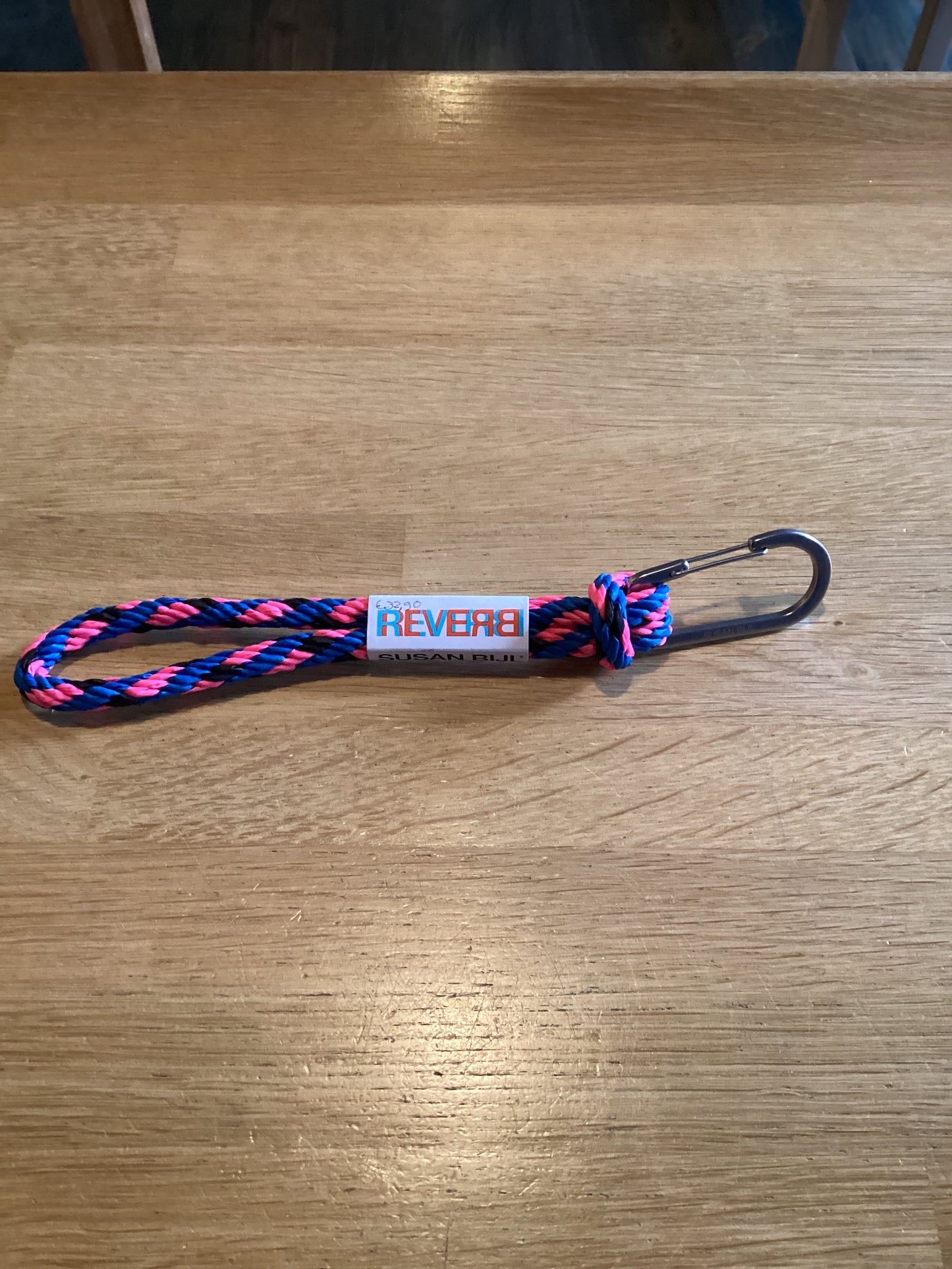 Susan bijl The New Kumihimo Keychain Blueback & Fluo Pink