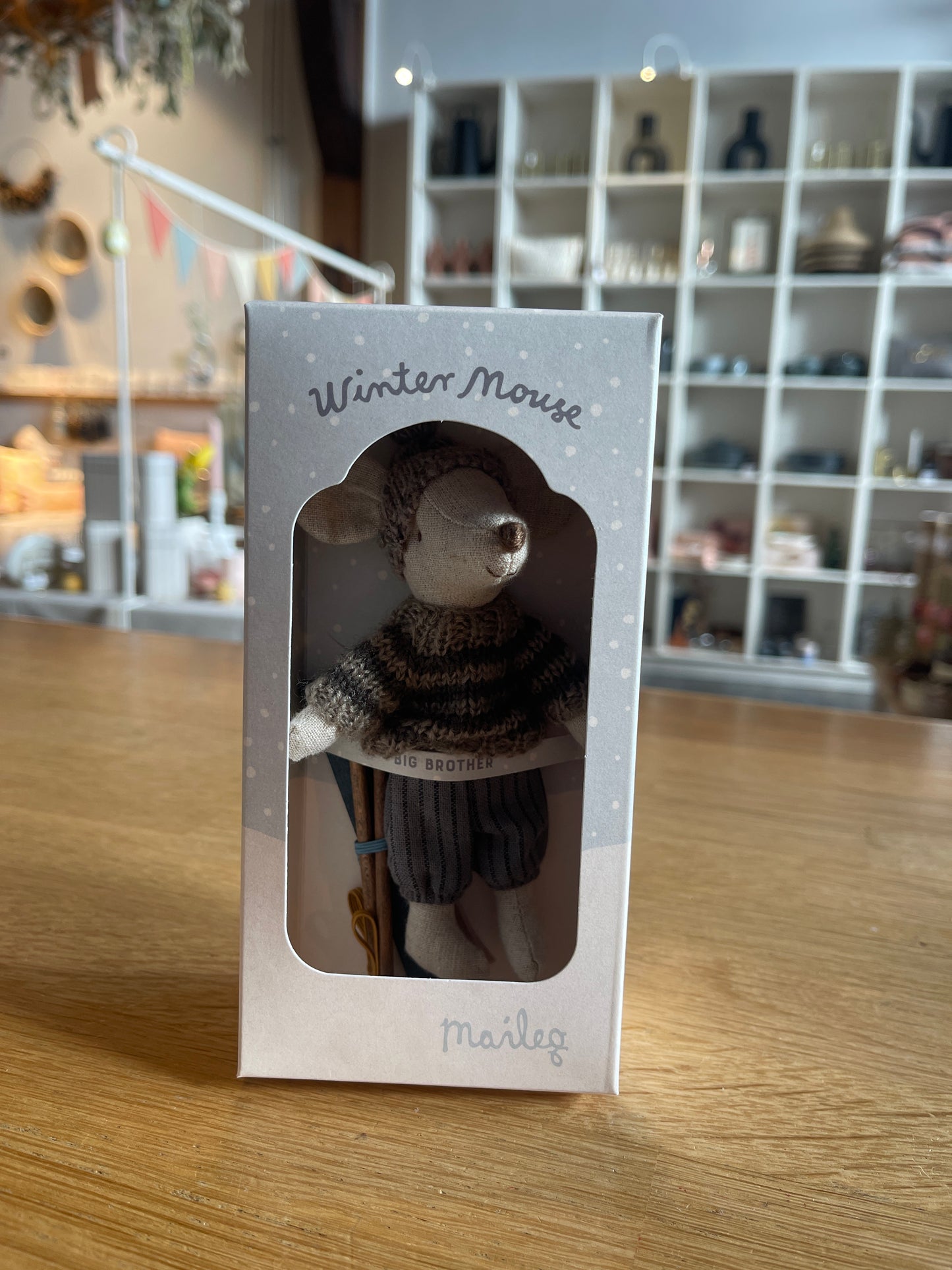 Winter muis grote broer met muts