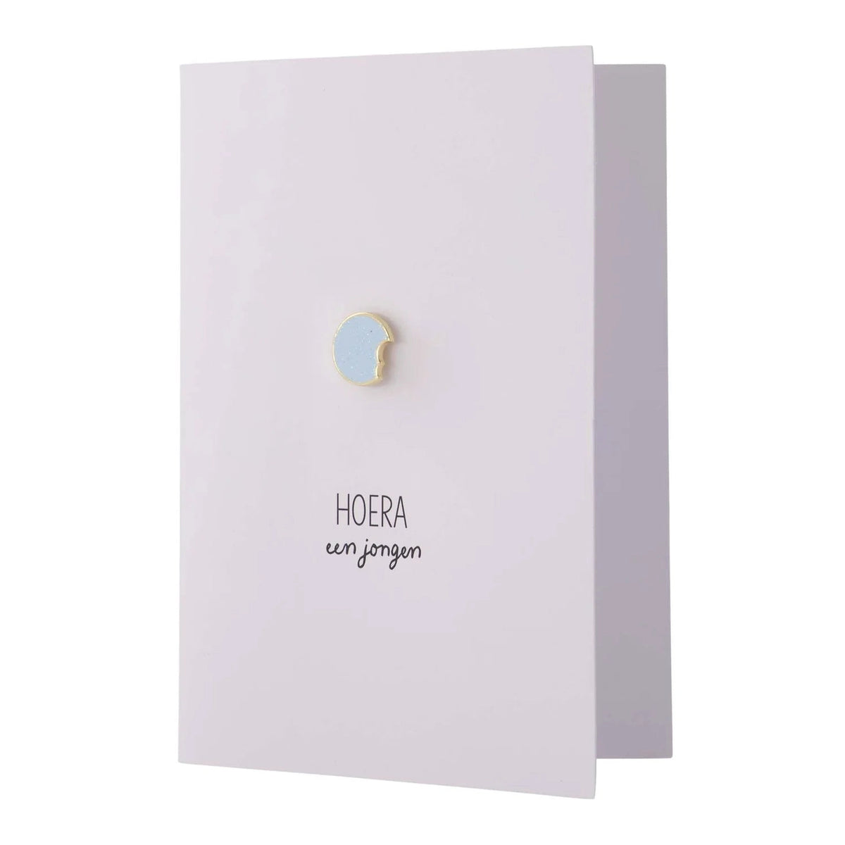 Zusss wenskaart hoera een jongen broche blauw