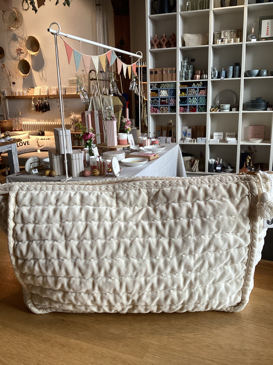 Quilted velvet washbag*