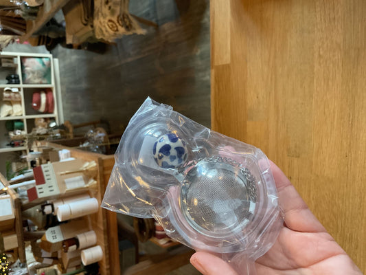 Bunzlau castle tea ball small dancing hearts