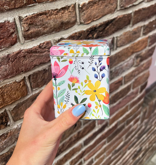 Thee blikje gekleurde bloem