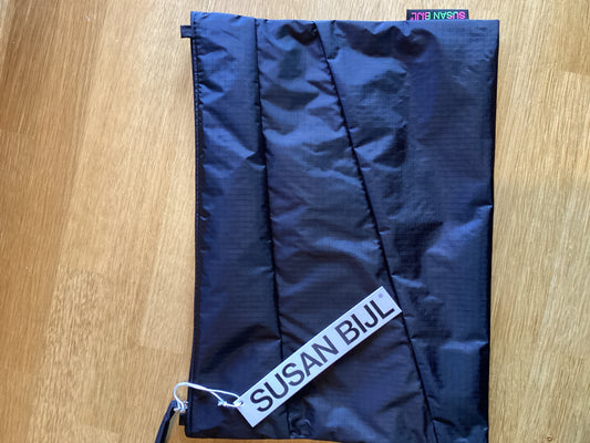 Susan Bijl the new pouch black & black L