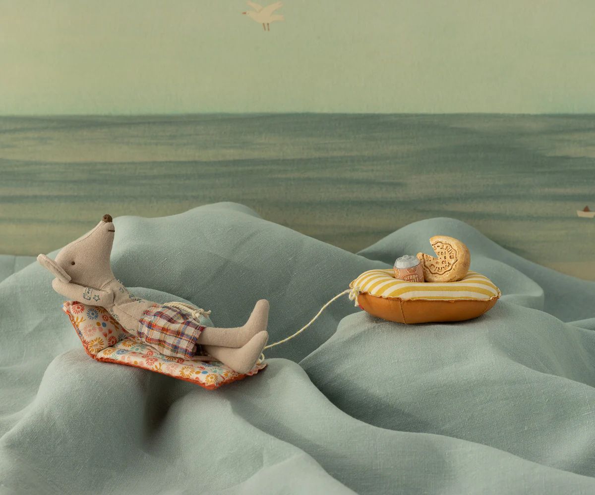Maileg beach mouse with air mattress dad flower