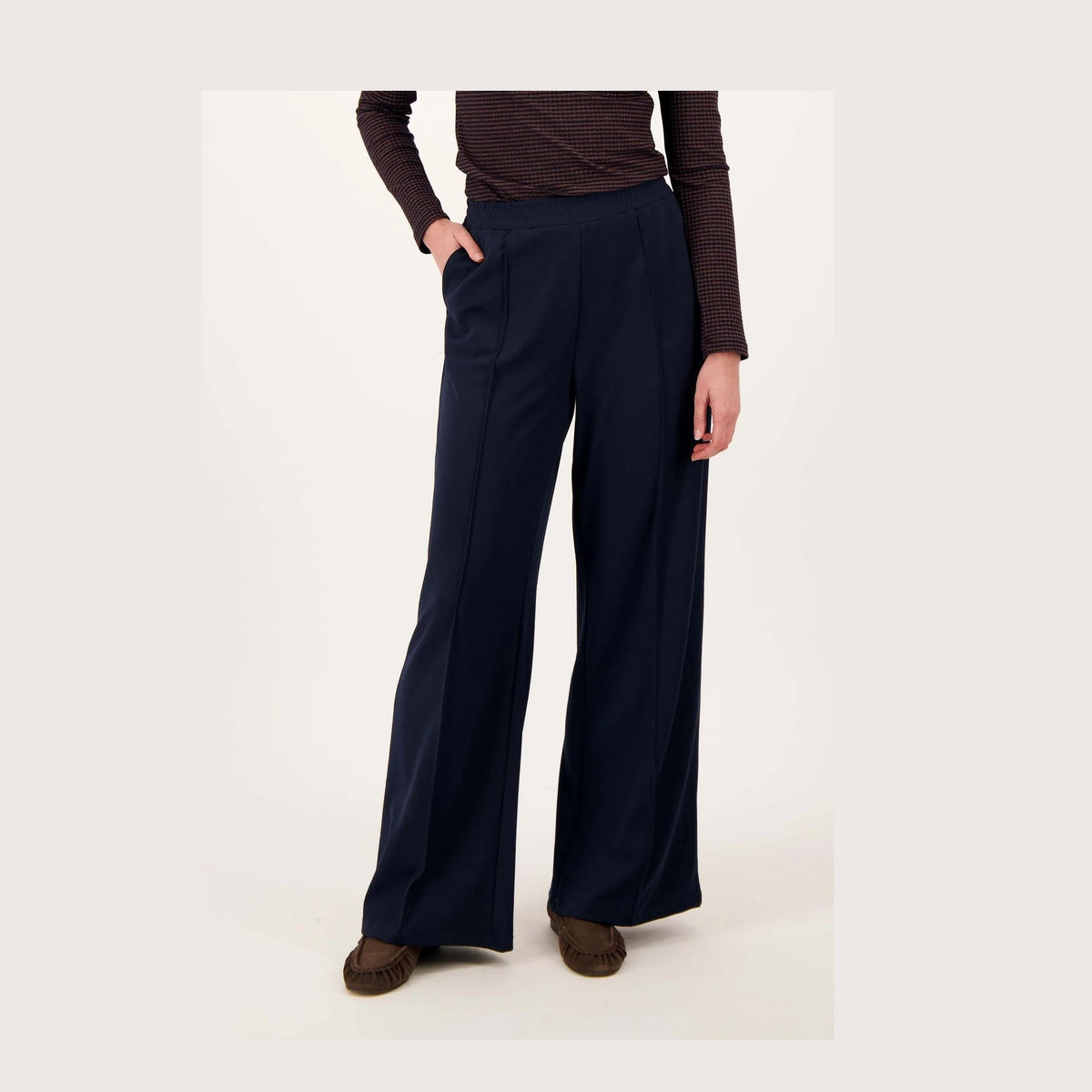 Zusss Broek met superstretch en naad middenvoor