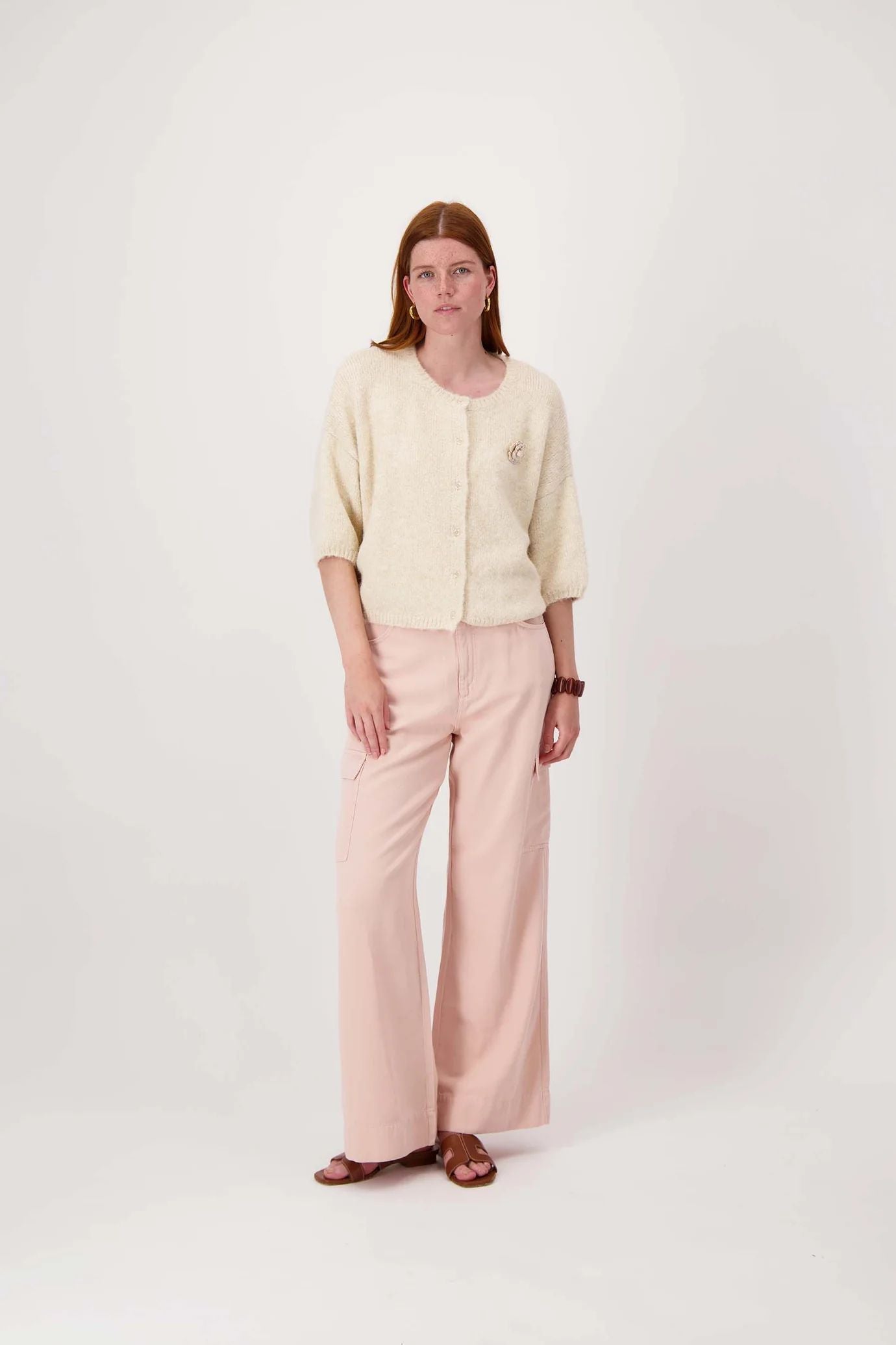 Zacht basis vest met vleermuis mouwen en broche