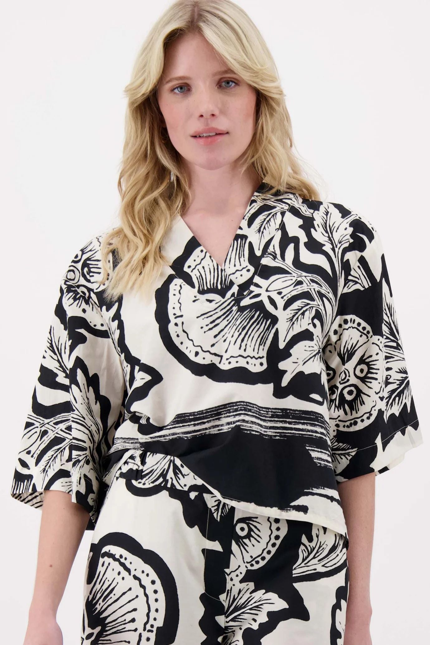 V hals woven top borderprint