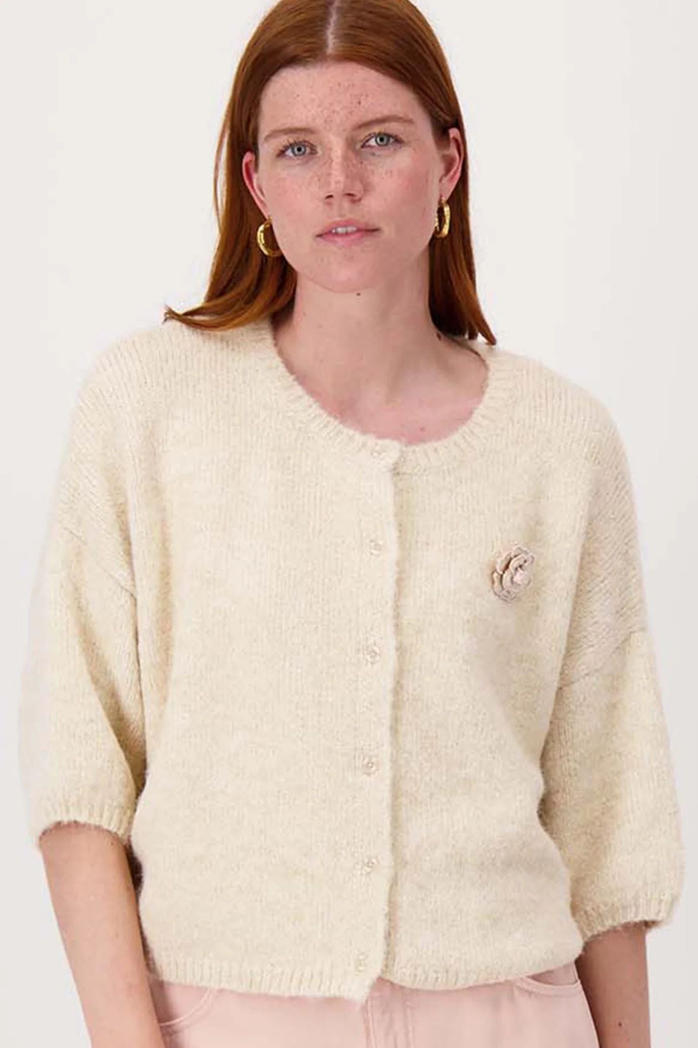 Zacht basis vest met vleermuis mouwen en broche