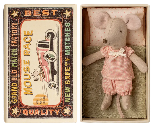 Little sister mouse in matchbox (magneet)