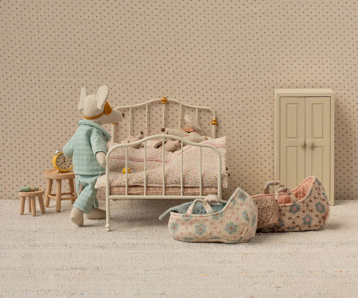 Maileg vintage bed mouse off white