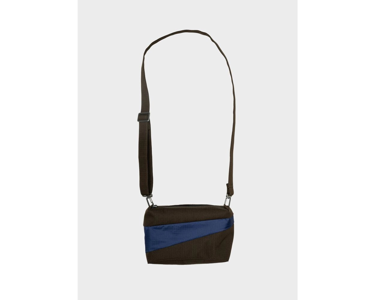 The new Bum bag mud & navy Small