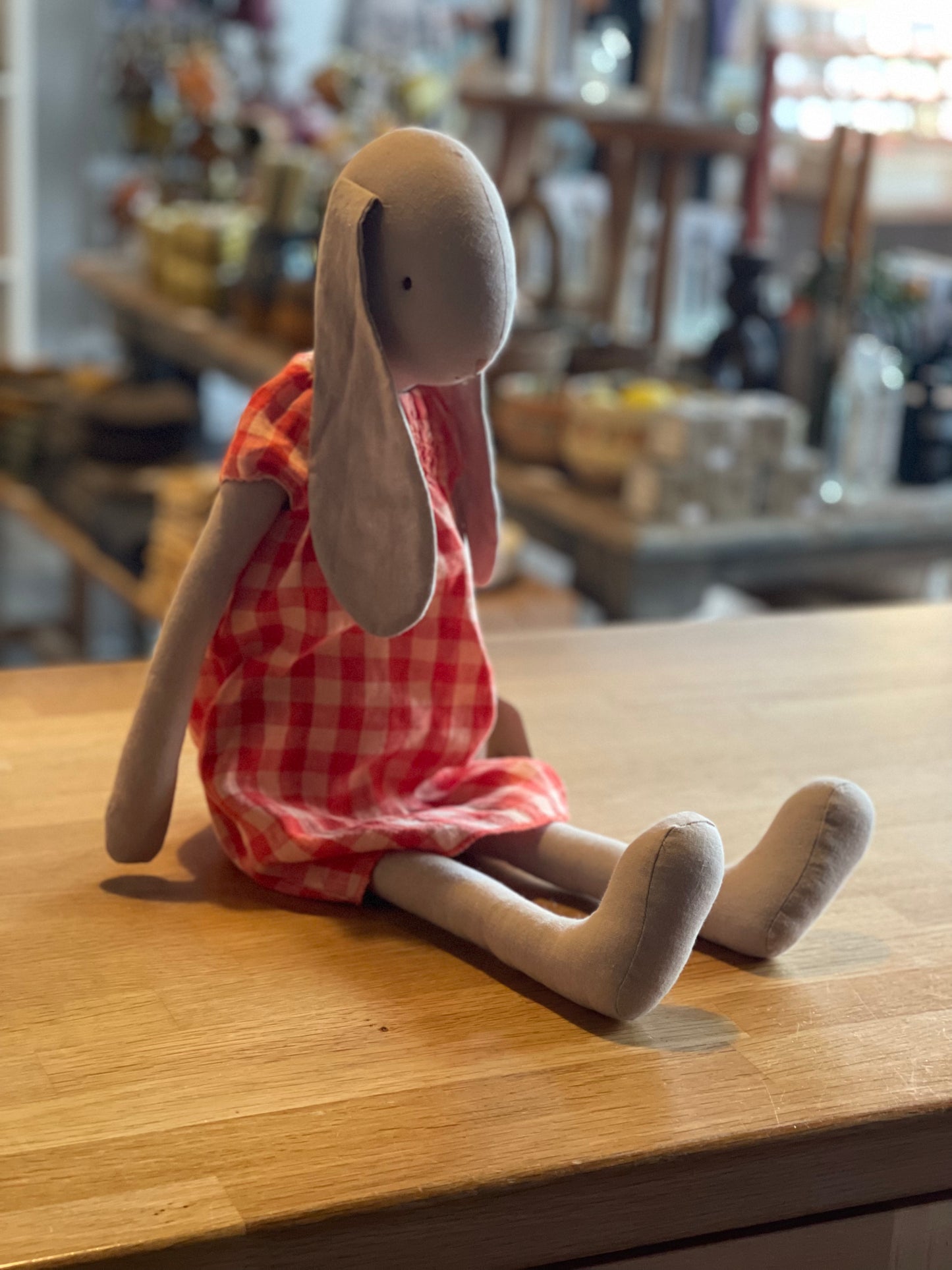 Konijn met jurk rode ruit