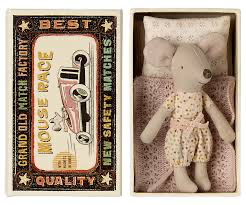 Little sister mouse in matchbox (magneet)