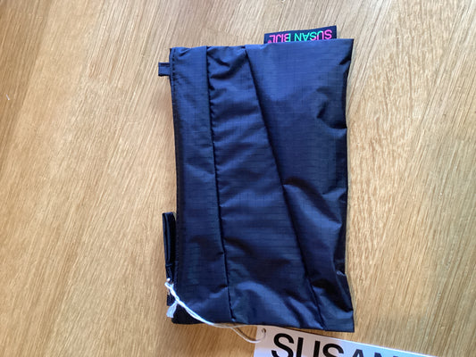 Susan Bijl the new pouch black & black S