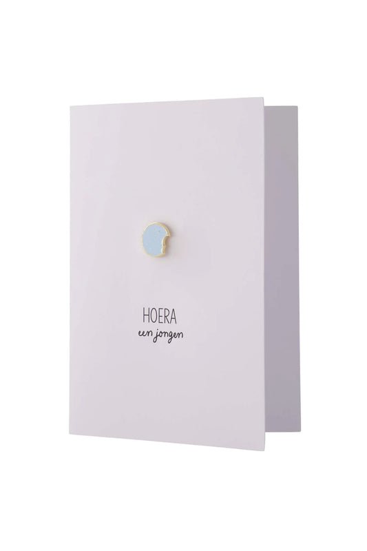 Zusss wenskaart hoera een jongen broche blauw